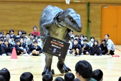 小学校の体育館に恐竜が!?　国連の「フランキー」が環境授業