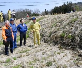 農相、２メートル隆起の農地視察　能登地震「予想以上だ」