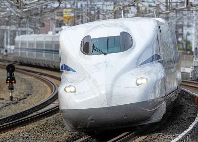 東海道新幹線でヘビ出没　JR東海「なぜ車内にいたのかは調査中」