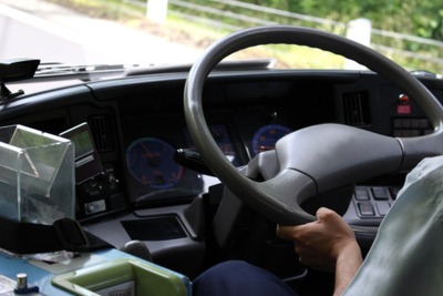 三菱ふそうが苦肉の策、工場の従業員を“出稼ぎ”でバスの運転手に［新聞ウォッチ］