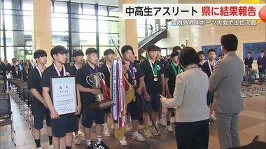 国内外のスポーツ大会で優秀な成績を収めた中高生が県に結果報告【佐賀県】