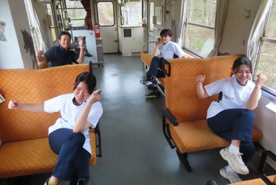 電車内ストレッチ、秋田の内陸線が推奨　健康増進目的での利用促す