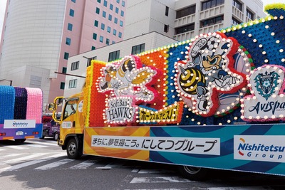 福岡の春祭り「博多どんたく」に花自動車が彩り　5月2-4日
