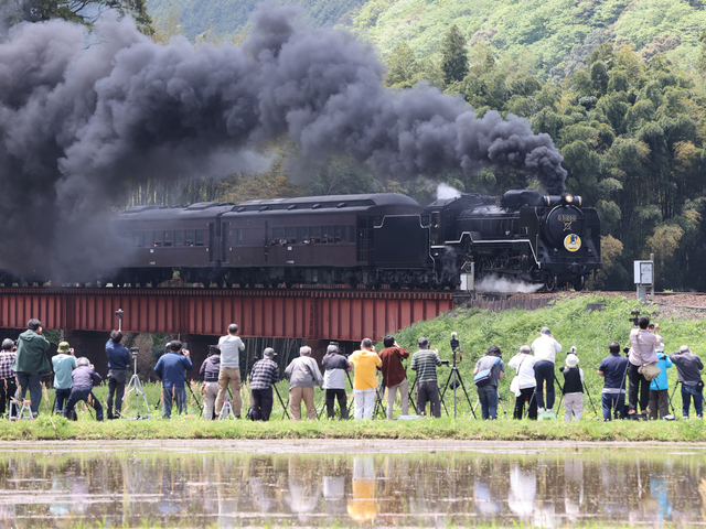 新緑の長州路にＤ51が駆ける　ＳＬやまぐち号が２年ぶり「復活」