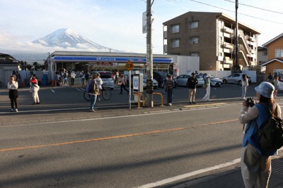 富士山撮影スポットに黒い幕　車、ごみ…観光マナー崩壊に最終手段