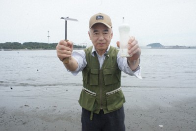 「潮干狩り超人」に学ぶマテ貝どり　横浜・海の公園で人気