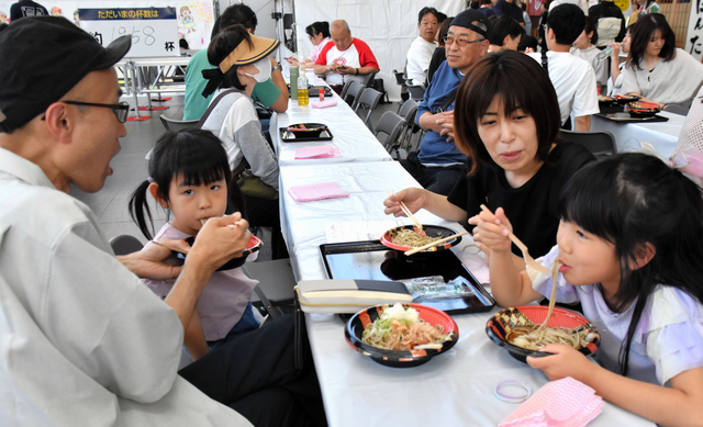 5時間でギネス世界記録樹立　福井名物「おろしそば」4013杯販売