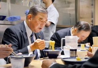 自民・石破氏「ラーメンは人生」　議連で試食、感想しみじみ語る