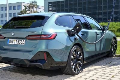 BMW 5シリーズ・ツーリング 新型のEV『i5』、航続560km…新写真を公開
