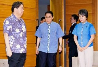 首相、沖縄「かりゆし」着て閣議　全閣僚も、クールビズ推進