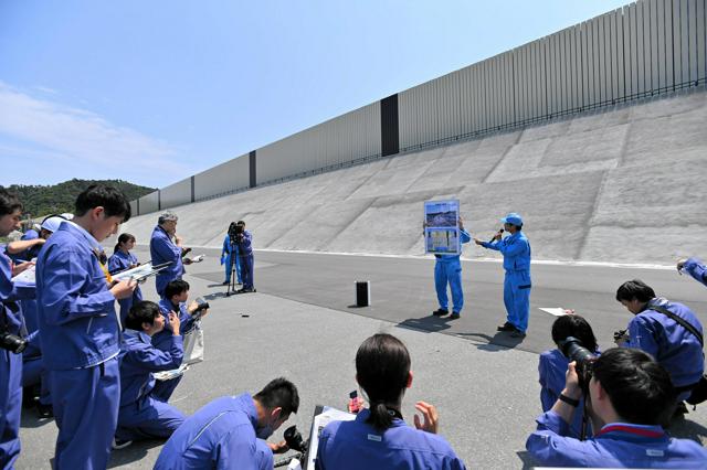 震災で被災の女川原発　9月の再稼働めざす　安全対策工事を公開