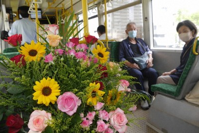 路面電車内に色とりどりの花　父の日の感謝表現　熊本