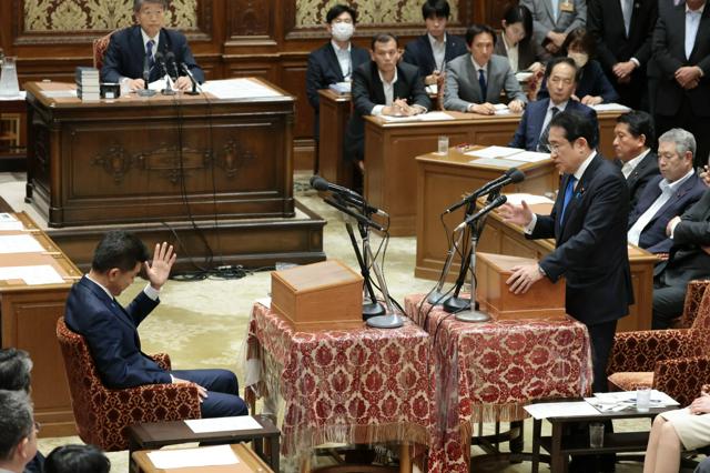 立憲・泉氏「自民は表ガネでやれない」　岸田首相と初の党首討論