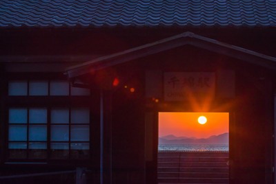 「額縁の中の夕日」　夏至前後、木造駅舎で見られる絶景　長崎