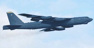 今、どうして…B52爆撃機が横田基地に飛来した　冷戦期「アメリカの核」の象徴　「軍事一体化」は現実に