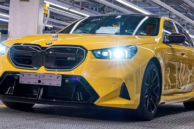 BMW『M5』新型、鮮やかなイエローボディがラインオフ