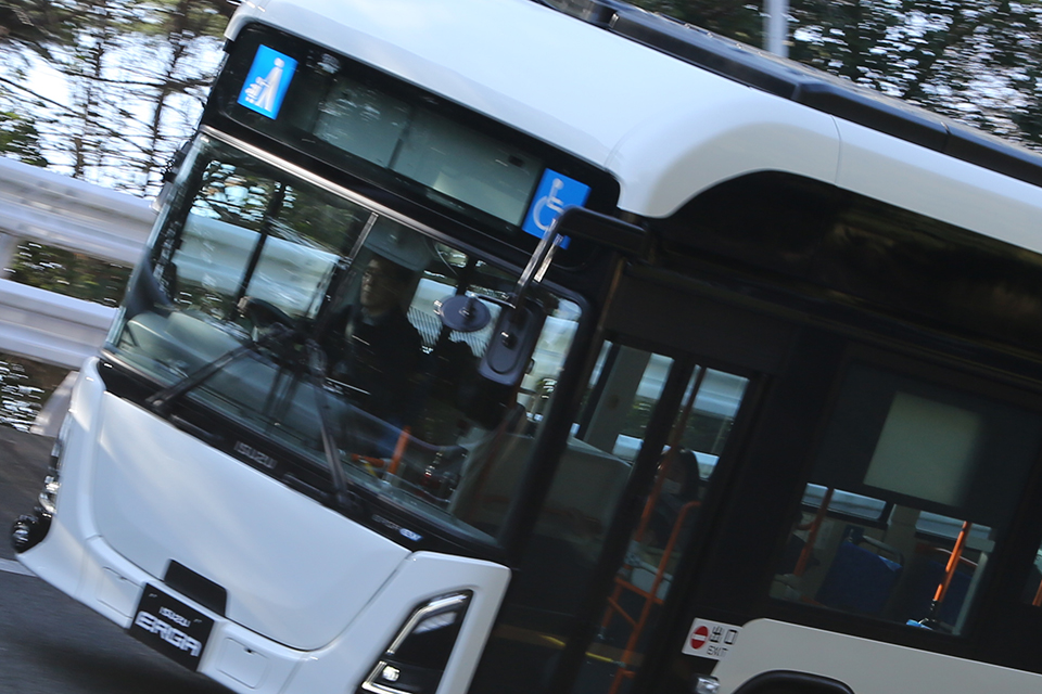 JMS2023で紹介された「あのバス」が実走!!　純国産のEVバス・いすゞエルガEVに独占試乗!!