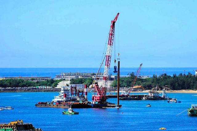 辺野古・大浦湾で「杭打ち試験」の作業　沖縄県は中止求め行政指導