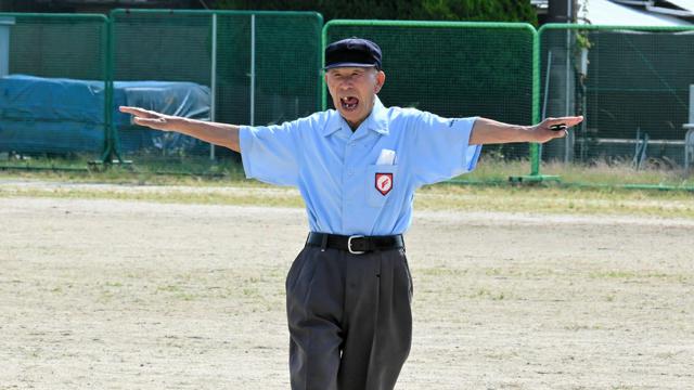 わしは89歳、高校野球の現役審判員「試合後はビール、最高の幸せ」