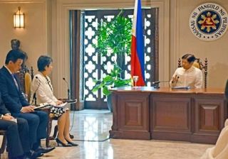 軍の相互往来、円滑化協定に署名　上川氏らフィリピン大統領と会談