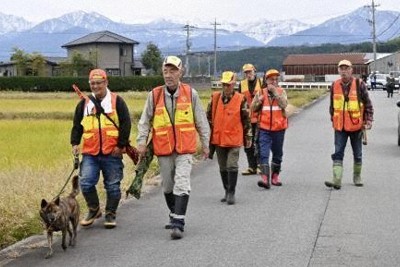 クマ被害続出　市街地でも銃猟可能に　環境省、鳥獣保護管理法改正へ