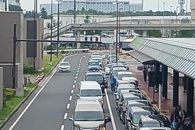 道路を一部封鎖、二重駐車の解消なるか…成田空港で試験開始