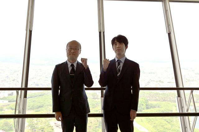 将棋の藤井王位と渡辺九段　函館の五稜郭タワーを訪問「すごい絶景」