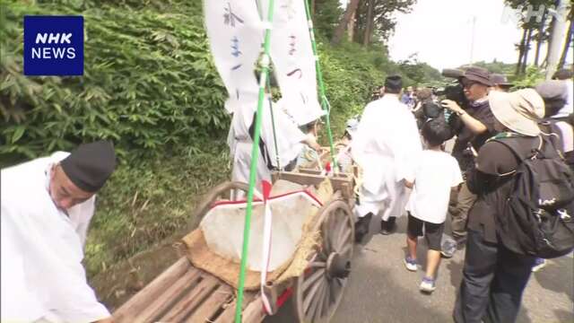 奈良 復元された古代の氷室から氷を運び出す「氷まつり」