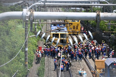 作業員1人が骨折、もう1人は打撲　東海道新幹線の保守車両事故