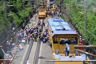 東海道新幹線の運休で25万人に影響　23日始発から再開目指す