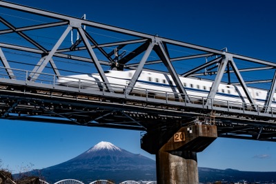 東海道新幹線の保守車両脱線、終日運休で足止め乗客「ぐったり」［新聞ウォッチ］