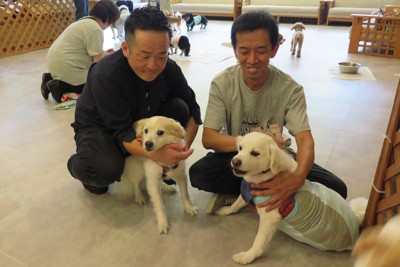 見た目そっくりの保護犬2頭、1年半ぶり再会　多頭飼育崩壊から救出