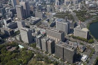 働き方改革「実感がある」６１％　国家公務員、離職意向は増加