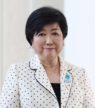 小池知事が骨折、全治２カ月＝プロ野球始球式で―東京都