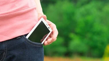 夏場は“ズボンのポケット”にスマホはNG！汗びっしょりで動作不良も…暑い日のスマホの扱い方を聞いた