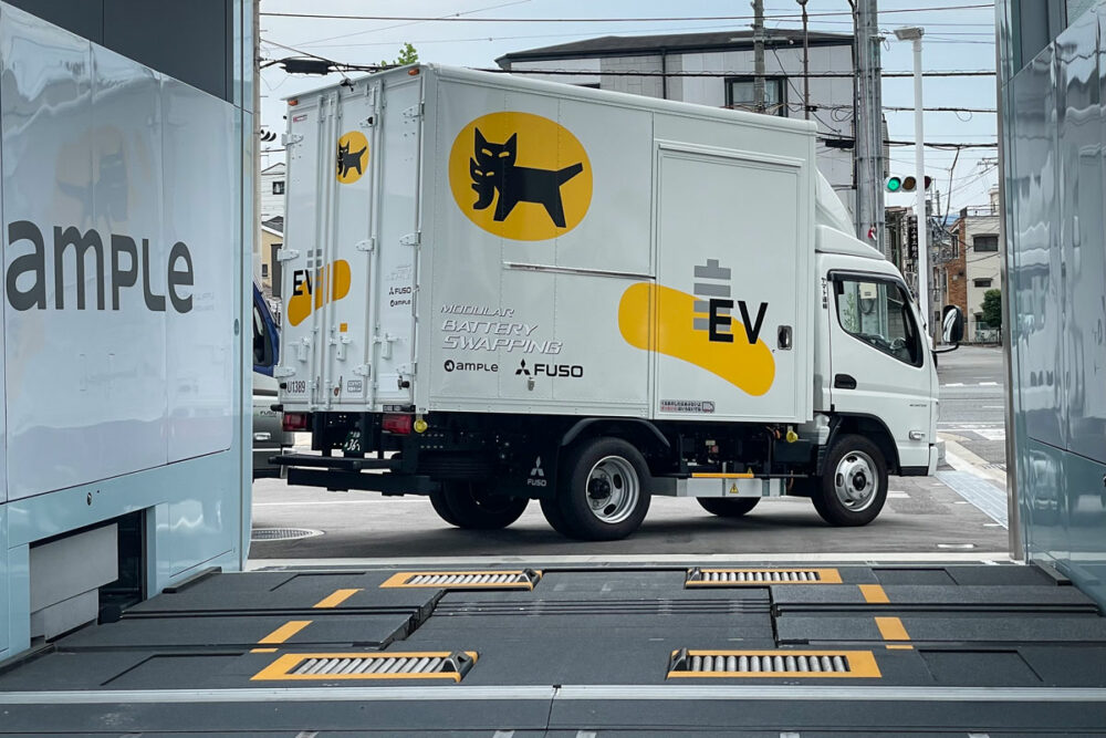 EVの普及拡大となるか!?　三菱ふそうがヤマト運輸と協力しバッテリー交換式EVトラックを公道実証