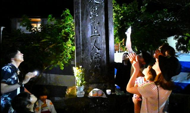 夜に墓石眺める参拝客たち…岐阜・中津川の奇祭「なめくじ祭り」開催