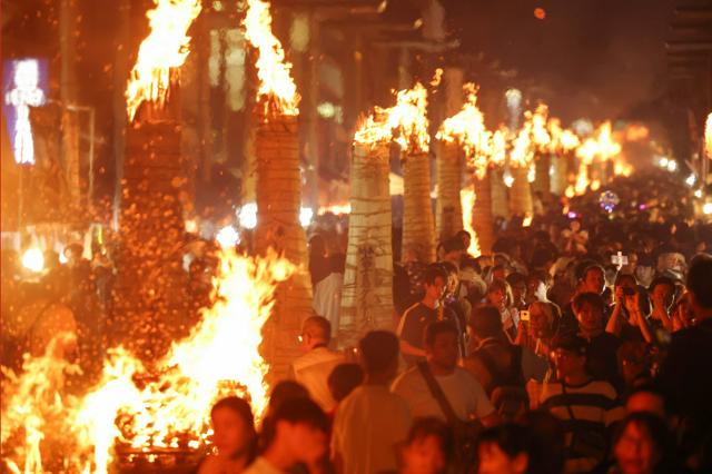 町を照らす110本の炎、富士山麓に告げる夏の終わり、吉田の火祭り