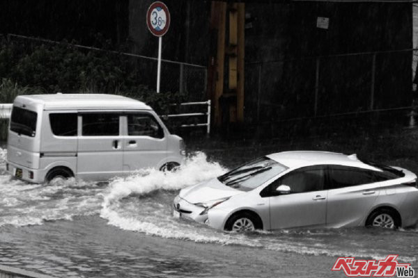 大雨危険[冠水]したら乗るな！　モーターを積んだハイブリッド車やEVは危ない！　水没したら起こることとは