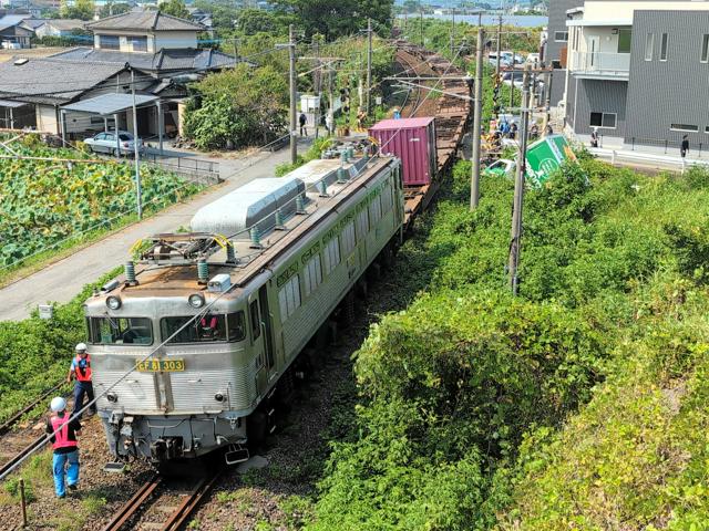 機関車「銀釜」踏切で軽トラと衝突　最後の「EF81形303号機」