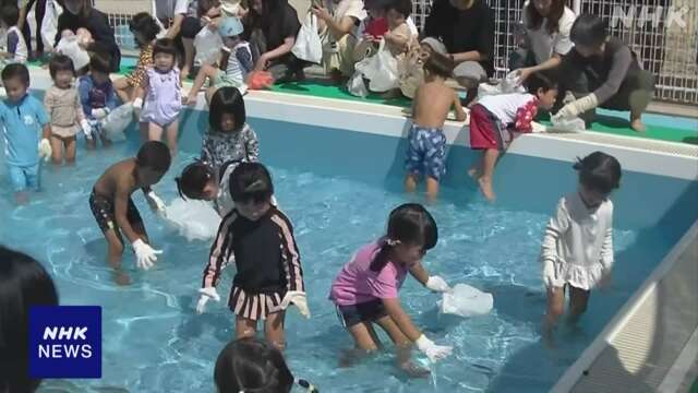 高知 四万十川の水で養殖 アユ約500匹を園児がつかみ取り