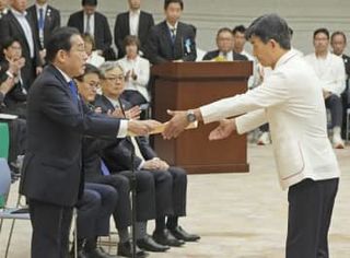 首相、五輪・パラ選手団に感謝状　「国民に勇気与えた」