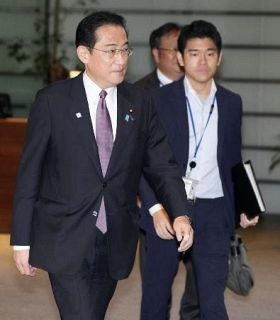 首相、長男ら歴代秘書官と会食　退任控え慰労か、更迭の荒井氏も