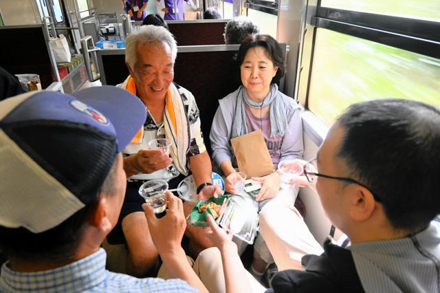 「呑み鉄」列車がJR芸備線で運行　車窓を肴に地酒やワイン堪能