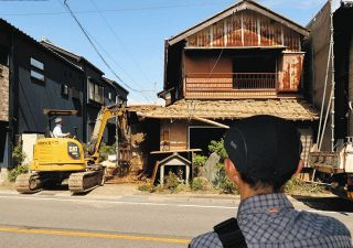 ＜すみかのその後＞放置空き家　多いリスク　倒壊・飛散、放火、ごみ投棄など