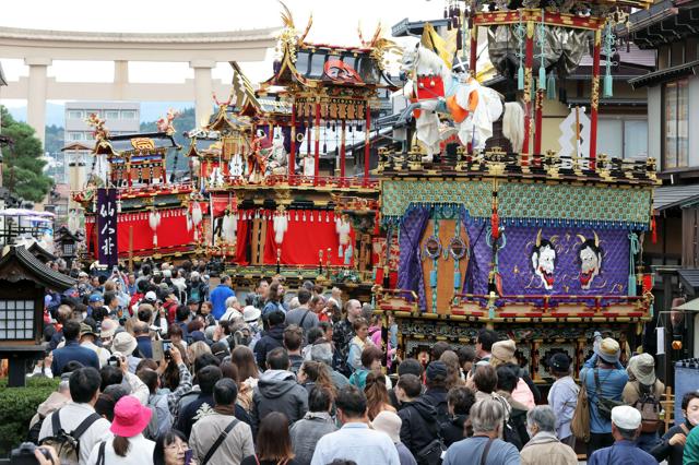 豪華屋台ずらり「秋の高山祭」始まる　夜にはちょうちん飾った宵祭も