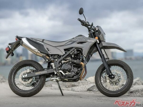 【速報】新型「KLX230SM」「KLX230」が2025年1月に国内発売！？ SMには特別色＝プラザエディションも設定か