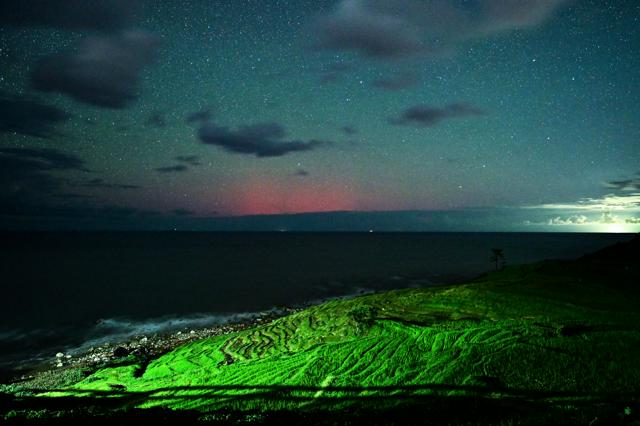 能登半島で低緯度オーロラ見えた　太陽フレアの影響、赤くゆらめく