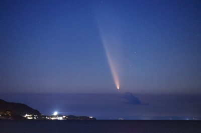 紫金山・アトラス彗星、肉眼で美しく　千葉・房総半島の夕空に白い尾