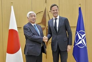 防衛相がNATO会合初出席　ウクライナに車両追加提供